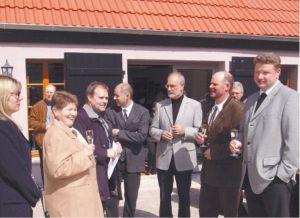 Freude ber das neue Info-Zentrum an der Klosterkirche St. Peter und Paul in Gro Ammensleben, rechts im Bald Pfarrer Stephan Lorek. Bild: E. Pohl